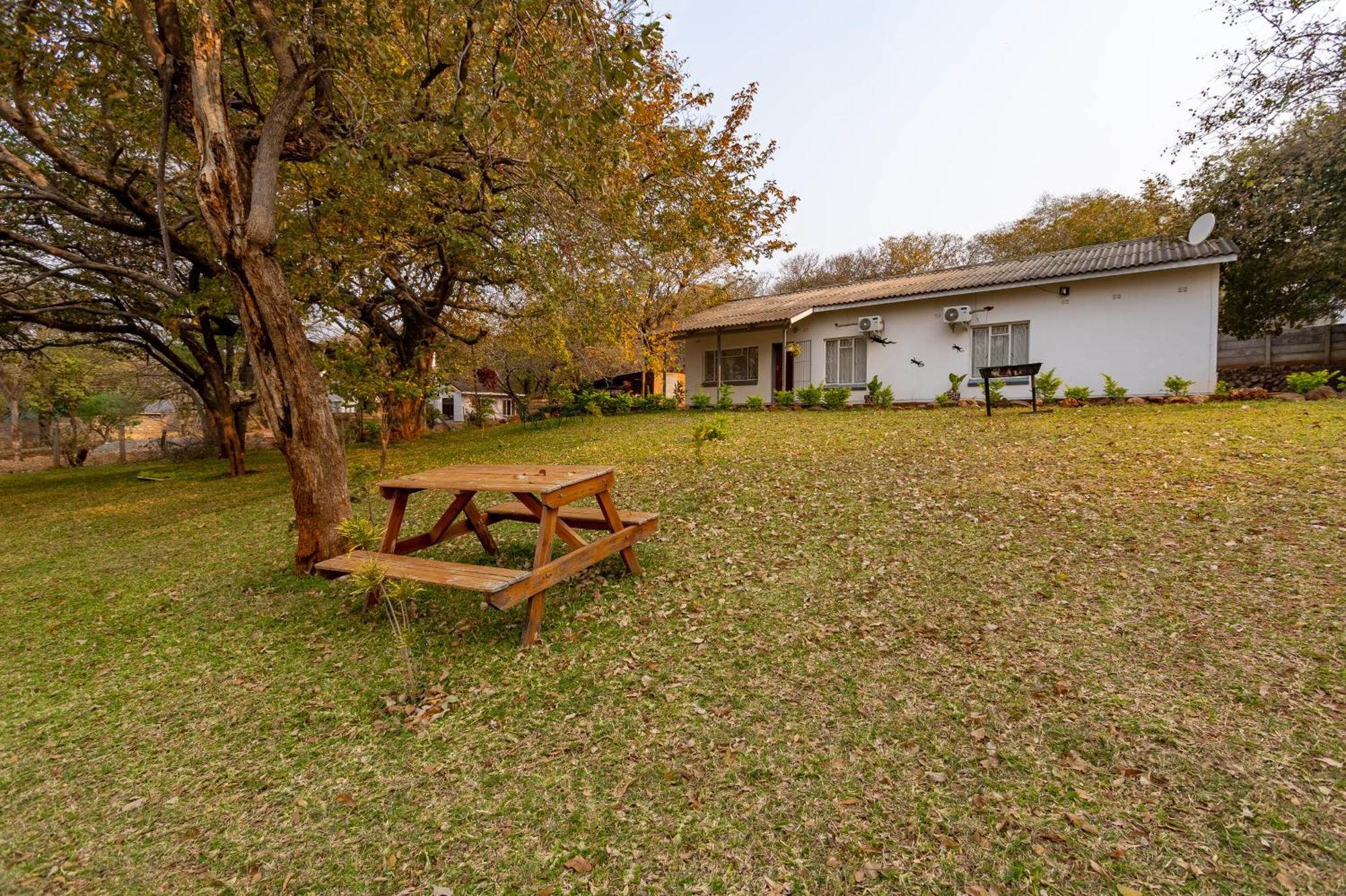 Wood Road Guest Lodge Victoria Falls Kültér fotó